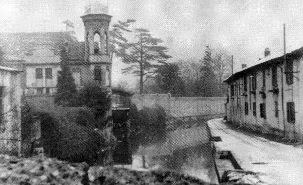 Sulla sinistra uno scorcio della Villa Angelica con la sua torretta