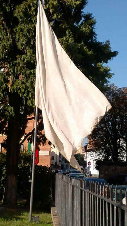 La bandiera dei Piccoli Martiri ha tante stelline ricamate quanti sono i bambini morti