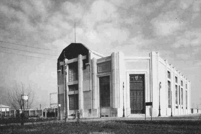 La centrale ricevitrice elettrica, inaugurata da Benito Mussolini, distribuiva l'energia ricevuta dalle centrali idro-elettriche site in Valtellina al settore settentrionale della citt�