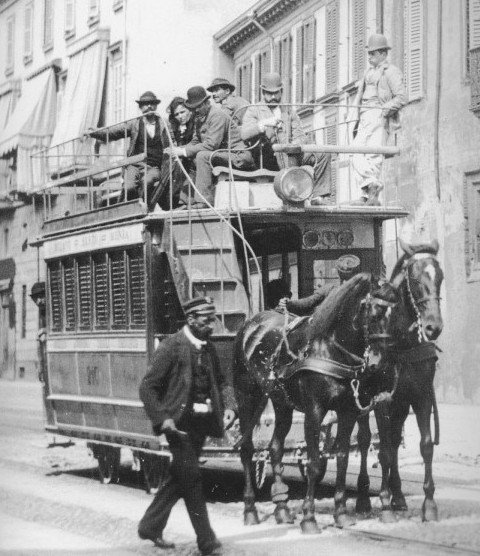 Un'immagine del primo tram a cavalli del 1885