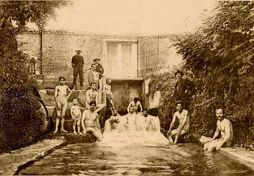Un immagine del "Bagnin", la piccola piscina in muratura alimentata dall'acqua della Martesana, dove potersi rinfrescare nei mesi estivi