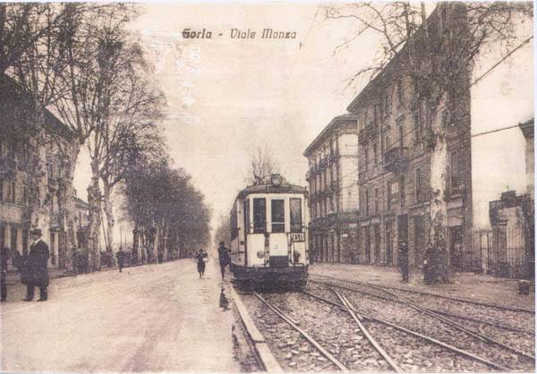 Il tram per Monza effettua la fermata davanti al "Boschetto"