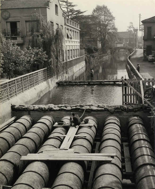 Anno 1958 - anche il naviglio della Martesana � coinvolto dai cantieri per la costruzione della metropolitana