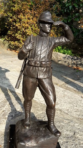 La statua bronzea del soldato